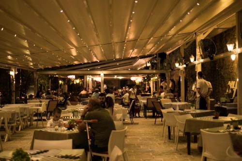 מסעדה או מקום אחר לאכול בו ב-La Villa Boutique Hotel