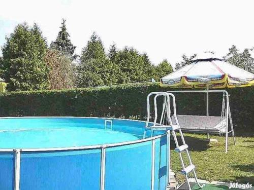 בריכת השחייה שנמצאת ב-Önálló, klimatizált, medencés nyaraló a Balatonnál! או באזור
