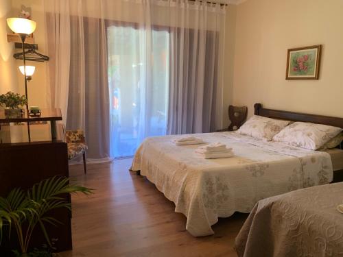 Un dormitorio con una cama y una ventana grande. en Refugio de Paz, en São Pedro