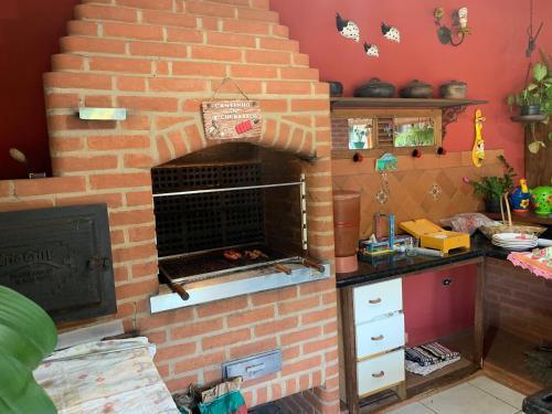 un horno de ladrillo con una pizza dentro. en Refugio de Paz en São Pedro
