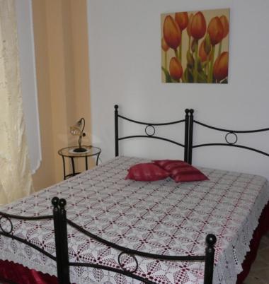 een slaapkamer met een bed met een quilt bij B&B La Mezza Luna in Messina