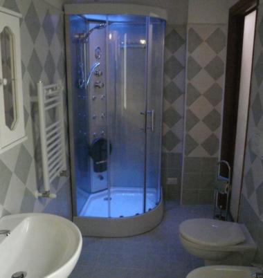 een badkamer met een douche, een toilet en een wastafel bij B&B La Mezza Luna in Messina