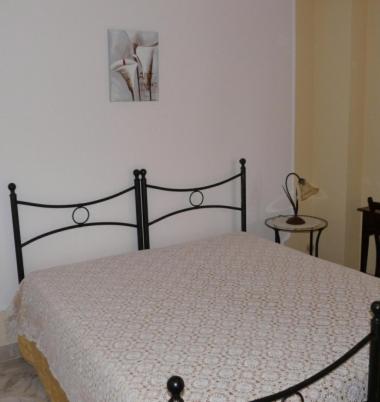een slaapkamer met een zwart bed en een wit dekbed bij B&B La Mezza Luna in Messina
