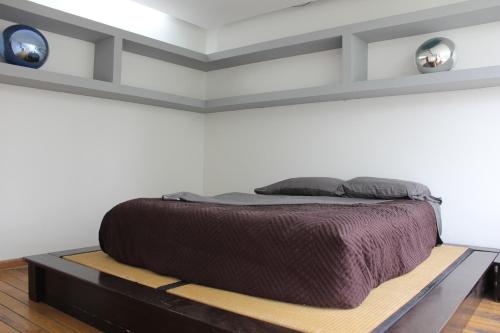 a bed sitting on a platform in a room at Condesa Zen in Mexico City