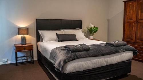 A bed or beds in a room at Manjimup Gateway Hotel
