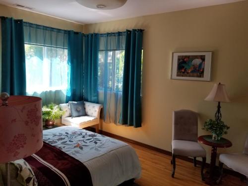 Un pat sau paturi într-o cameră la LUXURY 2BR/1BA OASIS IN SAN JOSE CA