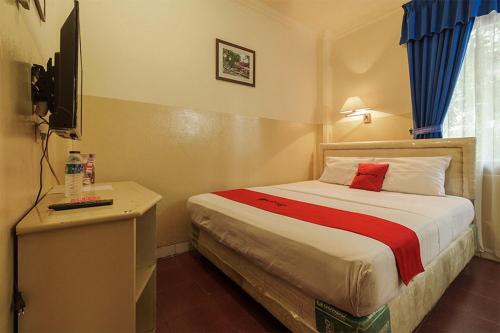 Кровать или кровати в номере RedDoorz @ Jalan Jaksa