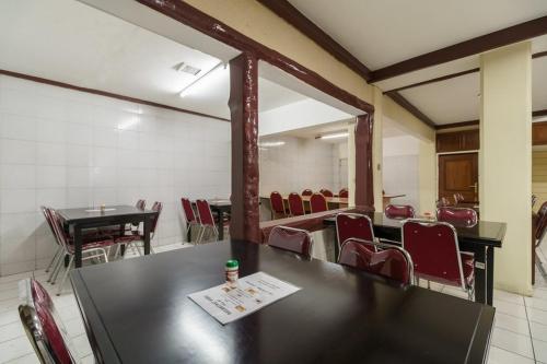 Posezení v ubytování RedDoorz @ Jalan Jaksa