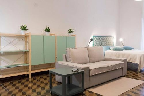 sala de estar con sofá y cama en CASADELCORSO NOGI en Sarteano