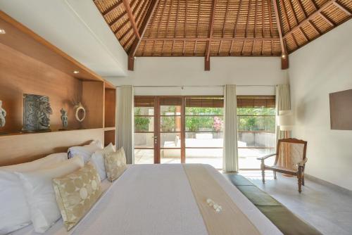 เตียงในห้องที่ Nyaman Villas