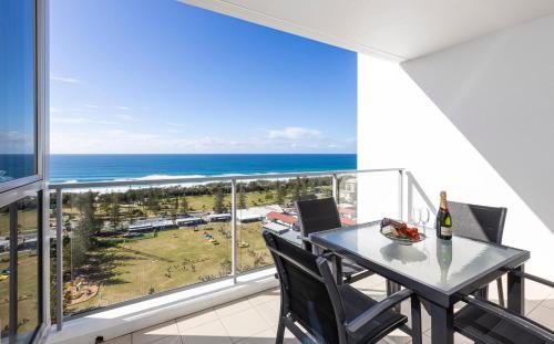 uma sala de jantar com vista para o oceano em Ocean Pacific Resort - Official em Gold Coast