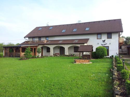 una casa con un grande cortile davanti di Penzion Piano Ranch a Mladá Boleslav