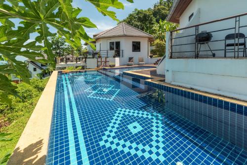 una imagen de una piscina frente a una casa en Samui Paradise Village, en Nathon