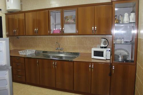 Majoituspaikan Zaer Al Fakhama Hotel Apartments keittiö tai keittotila