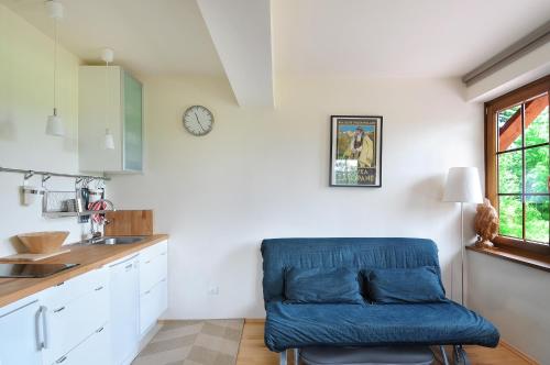 eine Küche mit einem blauen Stuhl in einem Zimmer in der Unterkunft Apartamenty Tatrzańskie Turnie in Zakopane