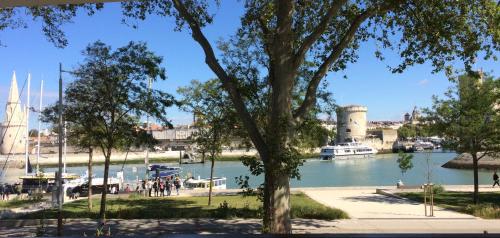 Vue exceptionnelle sur les Tours ! Charme et tranquillité