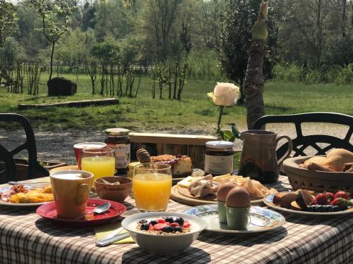 un tavolo da picnic con prodotti per la colazione e bevande di Agriturismo La Montina a Ponti Sul Mincio