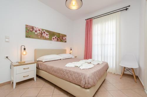- une chambre avec un lit, une table et une fenêtre dans l'établissement Antonia Studios, à Naxos Chora