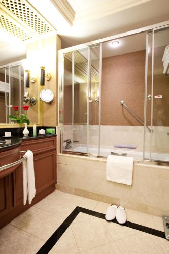 Bilik mandi di InterContinental Almaty by IHG