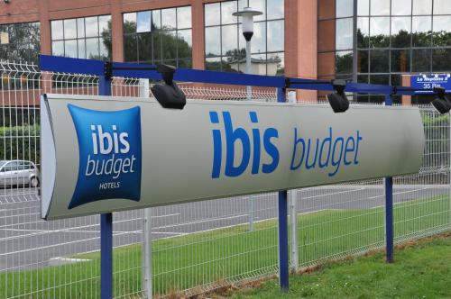 a sign in front of a bus garage at ibis budget Marne la Vallée in Saint-Thibault-des-Vignes