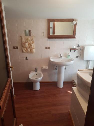 a bathroom with a sink and a toilet at Casa Lombardi in Ovindoli