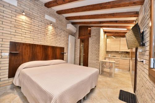 una camera con letto e muro di mattoni di Venice Apartments San Marco a Venezia