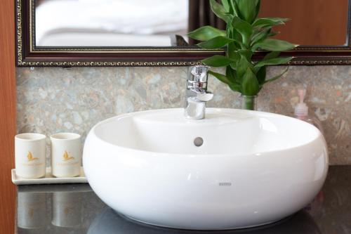 A bathroom at Calypso Cruises