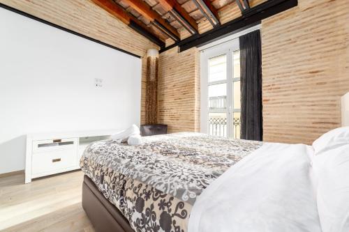 Posteľ alebo postele v izbe v ubytovaní FLORIT FLATS - CENTER Luxurious 1BR 1BA Terrace WI-FI AC