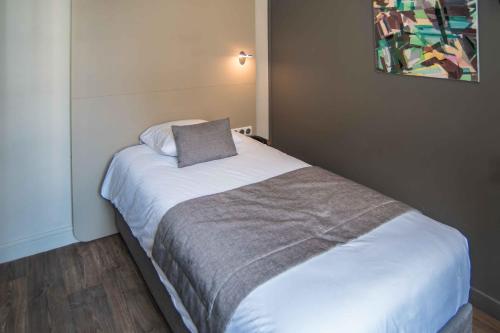 Hotel Thonon Centre Le Comte Rougeにあるベッド