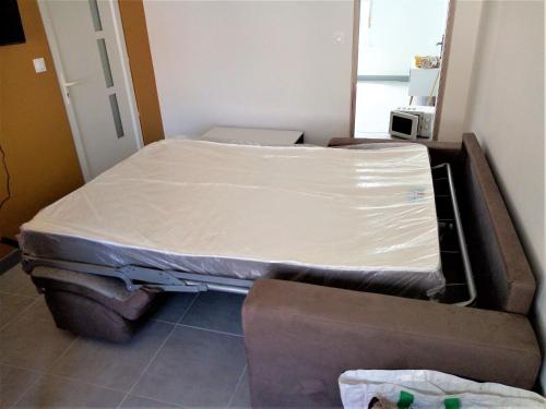 a hospital bed in a room with a mattress at Merlimont Plage - Paola in Merlimont