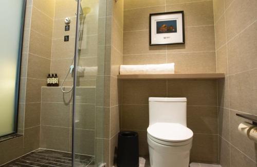 Ένα μπάνιο στο Atour Hotel Xi'an Gaoxin Jinye Road Branch