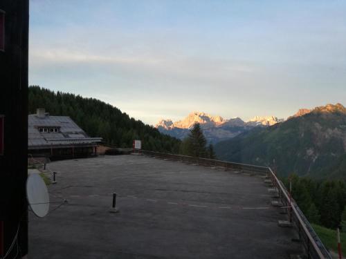 ein großer Parkplatz mit Bergen im Hintergrund in der Unterkunft Piccolo Igloo in Falcade