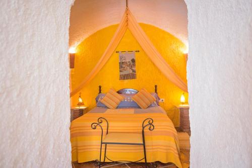 Tempat tidur dalam kamar di Cuevas de Rolando