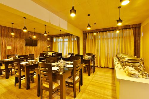 Restaurant o un lloc per menjar a Kapoor Resort by DLS Hotels