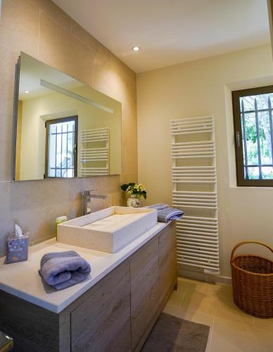 une salle de bain avec un grand lavabo et un miroir dans l'établissement villa Sant-Anna, à Saint-Tropez
