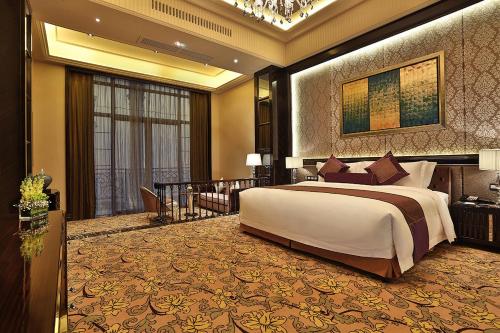 a bedroom with a large bed and a chandelier at Howard Johnson Agile Plaza Chengdu in Chengdu