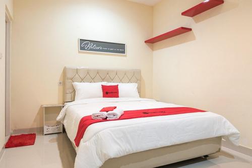 מיטה או מיטות בחדר ב-RedDoorz At Tebet Barat 2