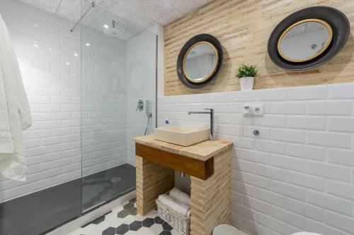 Kúpeľňa v ubytovaní FLORIT FLATS - CENTER Luxurious 1BR 1BA Terrace WI-FI AC