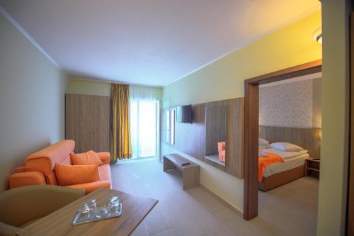 um quarto de hotel com uma cama e uma sala de estar em Hotel Piccadilly em Mamaia