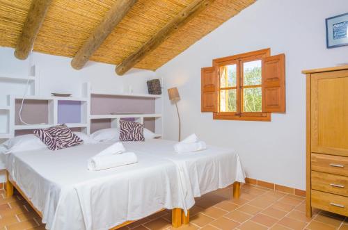 サン・リョレンツ・デス・カルダサルにあるCan Toni De Sa Boguraのベッドルーム1室(ベッド2台、窓付)