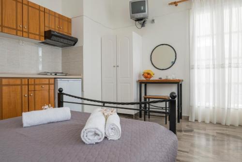 1 dormitorio con 1 cama con toallas en Margarita, en Perissa