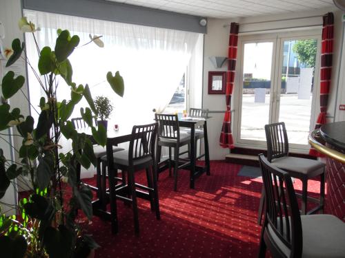 a dining room with chairs and a table and a window at Chante Grelet in Châtel-Guyon