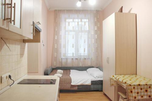 een kleine kamer met een bed en een raam bij Квартира в оренду по вулиці Гавришкевича 10 in Lviv