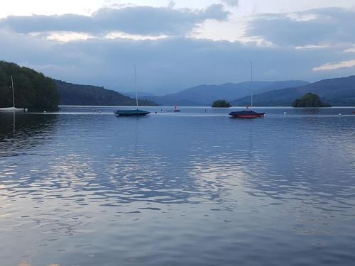 un grupo de barcos sentados sobre un gran cuerpo de agua en Bowness Guest House en Bowness-on-Windermere