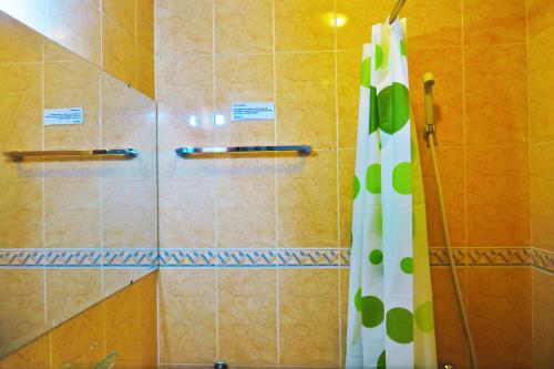 une douche avec un rideau de douche dans une salle de bain dans l'établissement Giang Sơn Hotel 江山民宿范五老街胡志明市, à Hô-Chi-Minh-Ville