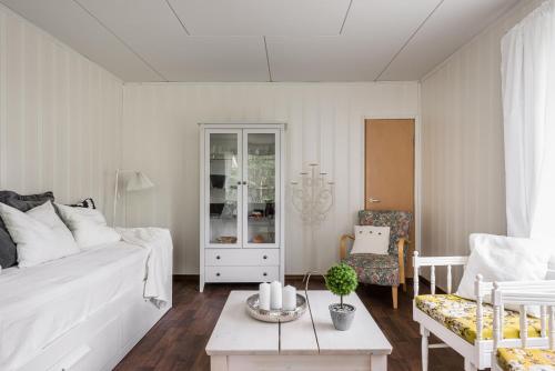 salon z łóżkiem i stołem w obiekcie Apartments Borg Ankkurikari w mieście Pori