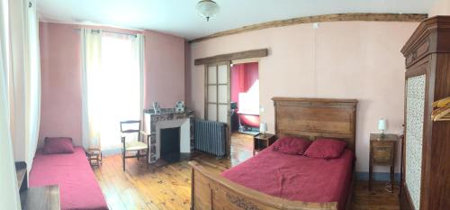 Schlafzimmer mit einem großen Bett mit einem Kopfteil aus Holz in der Unterkunft CasaLinda in Boutx