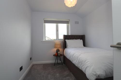 Gambar di galeri bagi Dunfermline - Luxury 3 bedroom 2 bathroom detached house with garden di Dunfermline