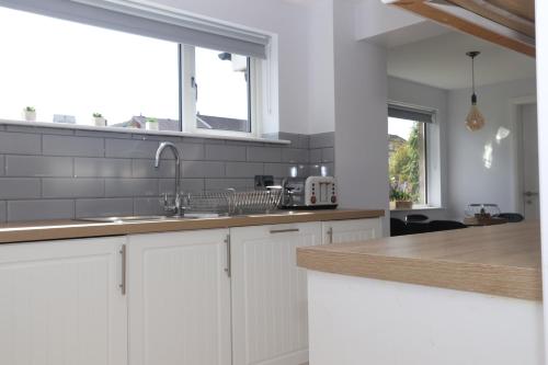 A cozinha ou cozinha compacta de Dunfermline - Luxury 3 bedroom 2 bathroom detached house with garden