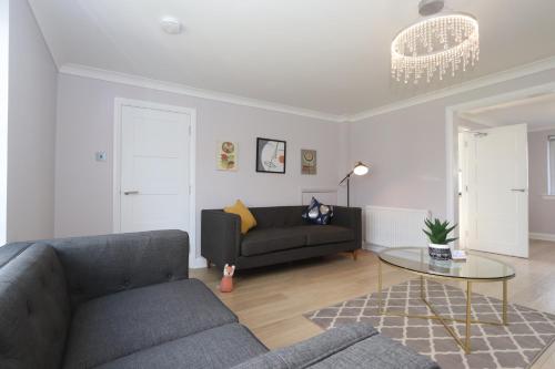 Gambar di galeri bagi Dunfermline - Luxury 3 bedroom 2 bathroom detached house with garden di Dunfermline